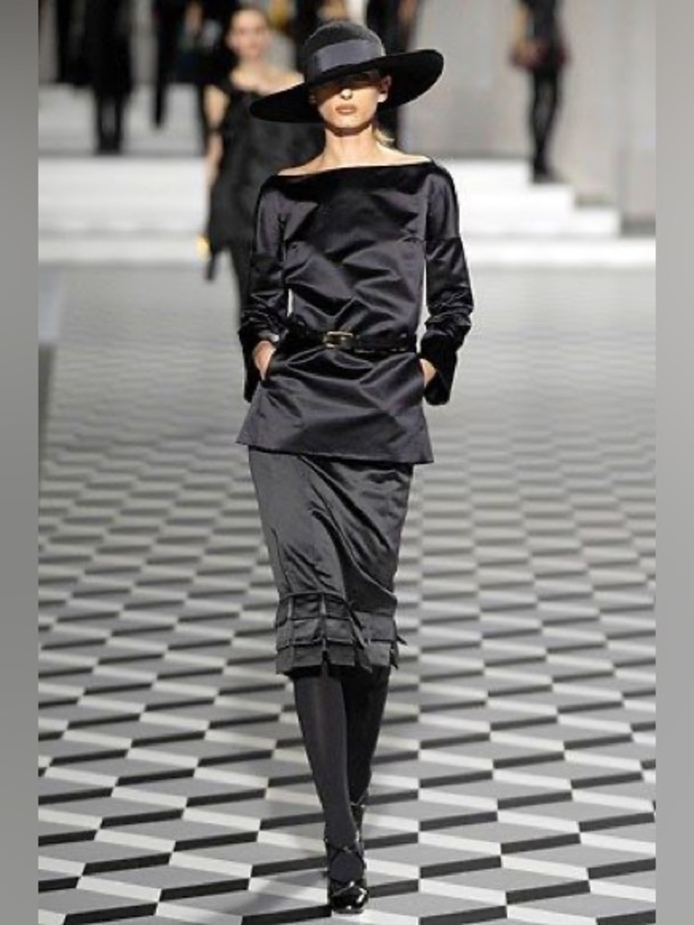 Marc Jacobs Runway Fall 2007 Black Silk Pencil Skirt with Pleated Hem